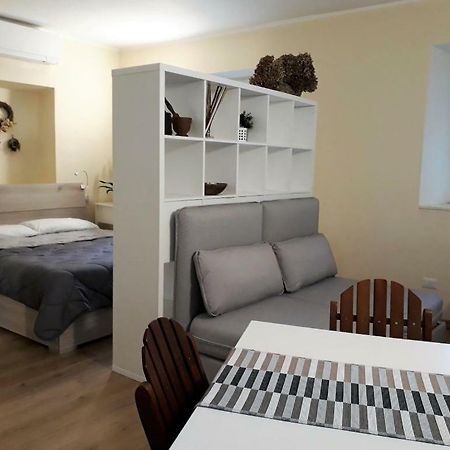 Quiet And Charming Apartment In The Centre With Air Conditioned Côme Esterno foto